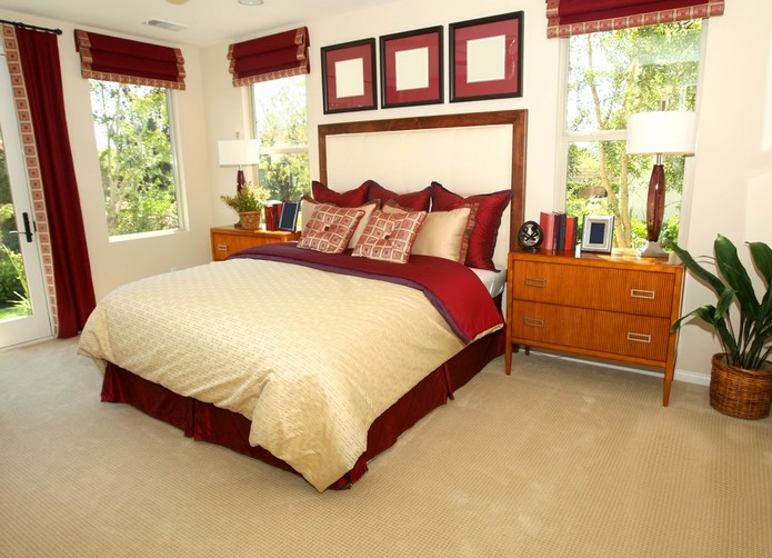 un-intérieur-chic-pour-votre-chambre-d'hôtes-un-lit-en-rouge-foncé-et-beige